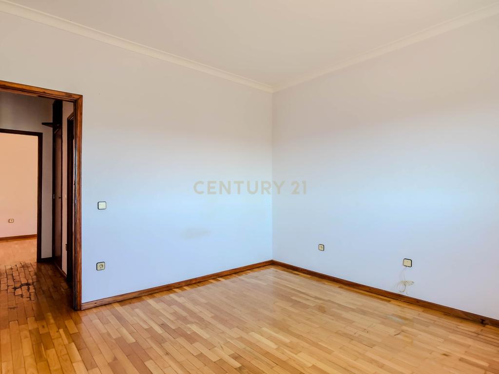 Moradia T4+1, 3 frentes, terraço, garagem - Trofa, Porto - Image 28
