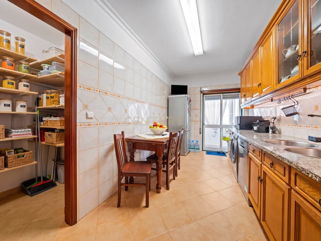 Apartamento T3 Duplex com Terraço, Varanda e Parqueamento no Montijo - Image 7