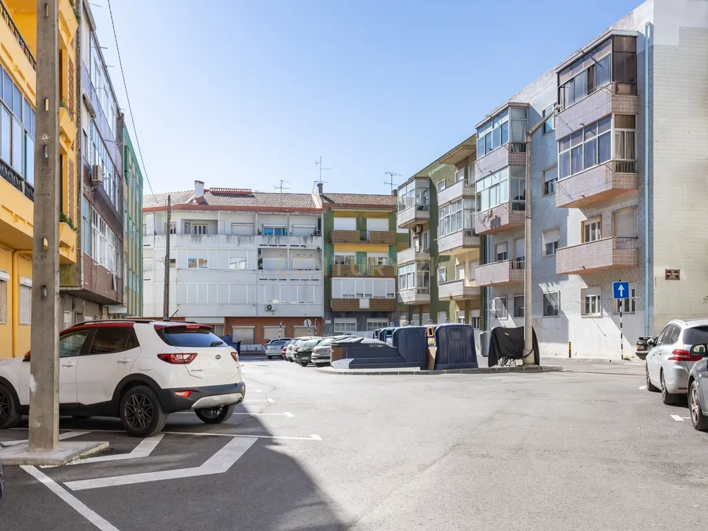 Apartamento T2(+1) Renovado com Logradouro de 100m² – Pronto a Habitar (Mobilado e Equipado) em Paio Pires - Oportunidade Única! - Image 26