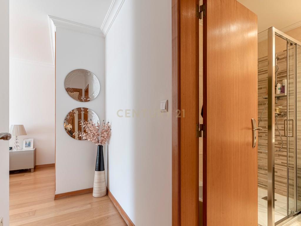 Apartamento T4 em Alfragide com Vista e Excelentes Acabamentos - Image 14