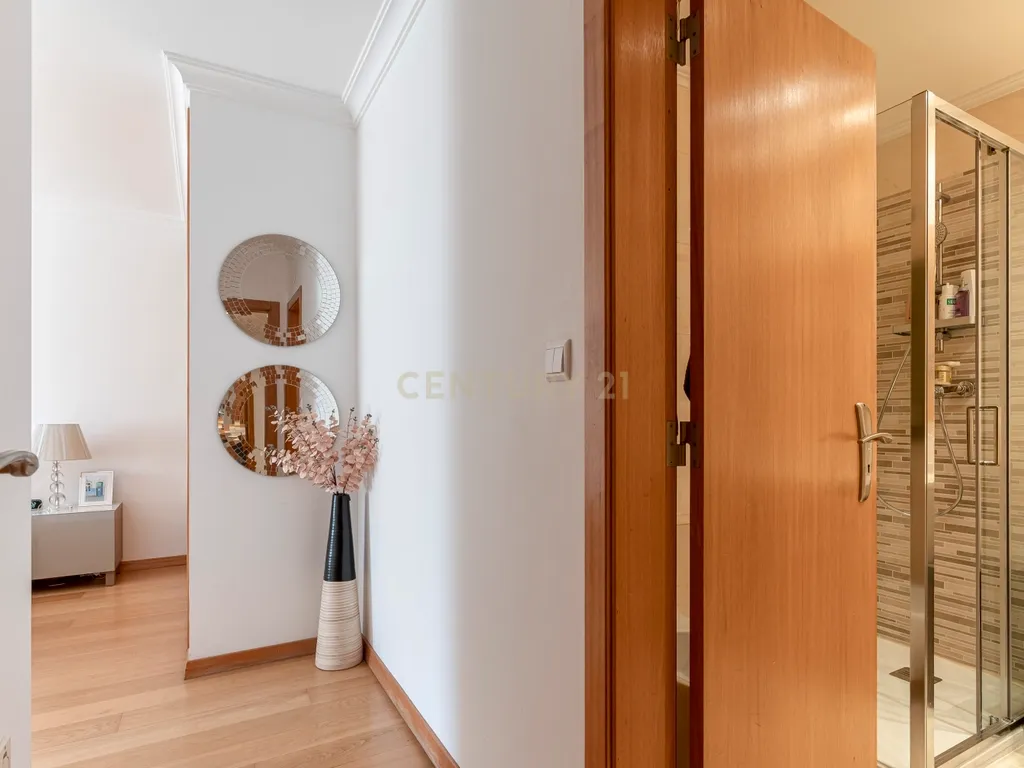 Apartamento T4 em Alfragide com Vista e Excelentes Acabamentos - Image 14