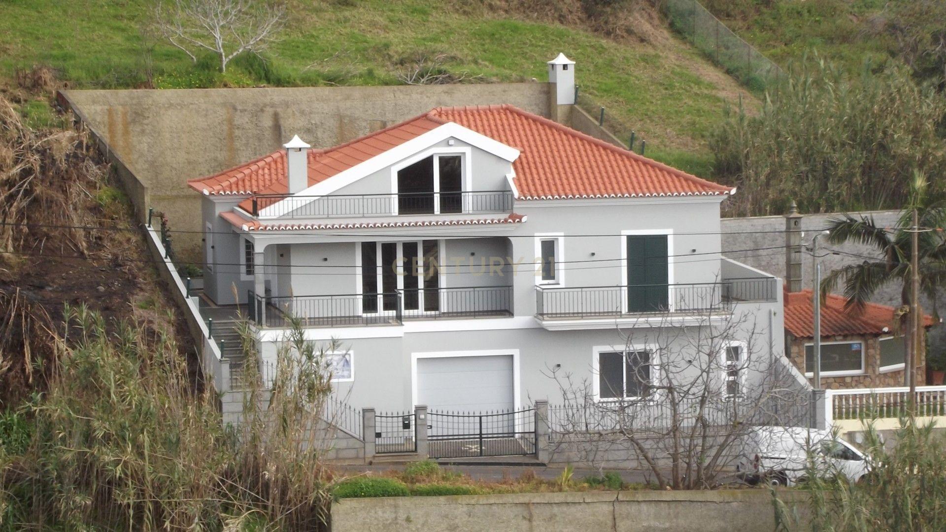 Moradia T3 Com Sótão Habitável e Vista Mar na Ponta do Sol - Image 1