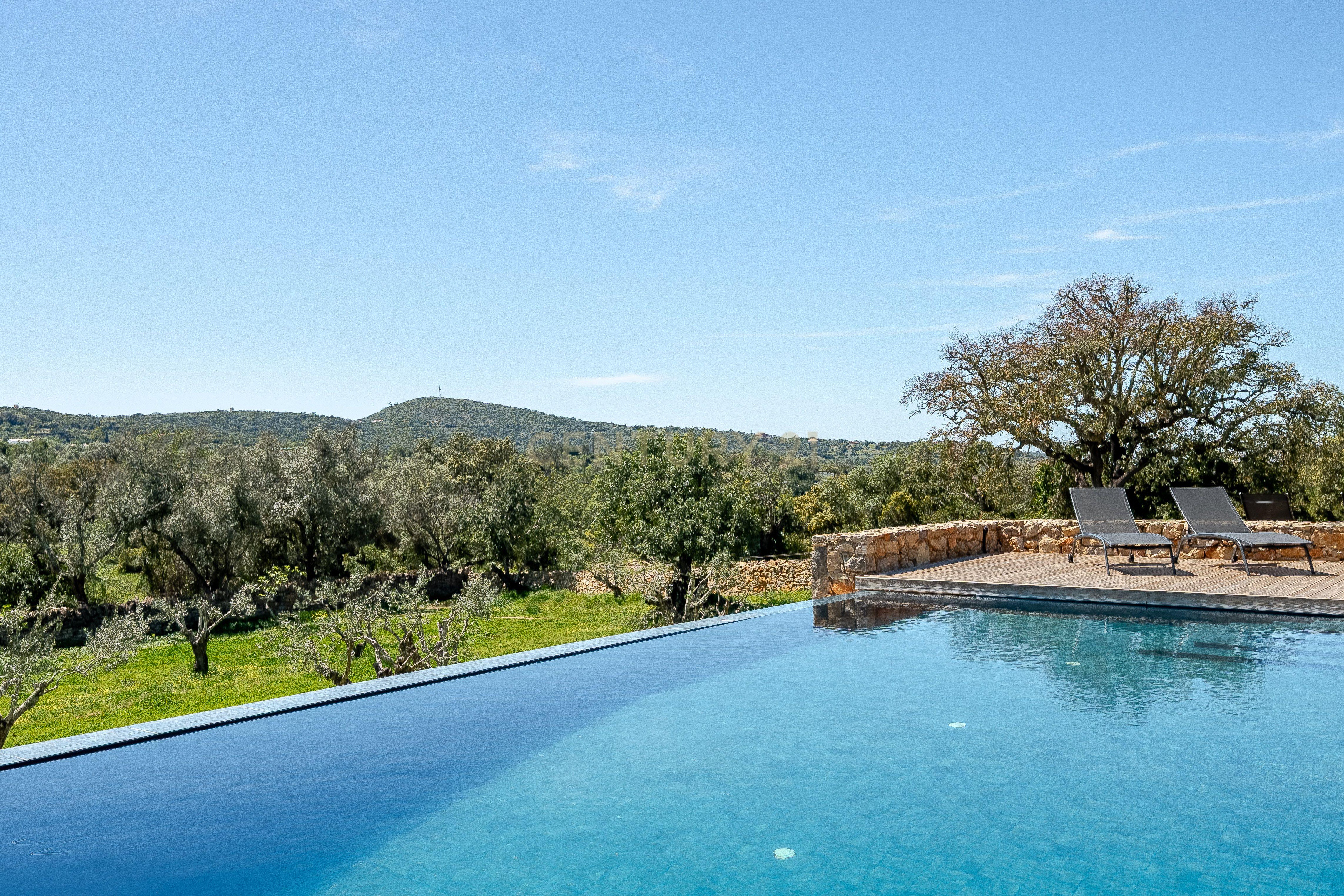 Fotografia 6 de Moradia T3 Térrea de Luxo com Piscina Infinita, Privacidade Total e Ambiente de Campo