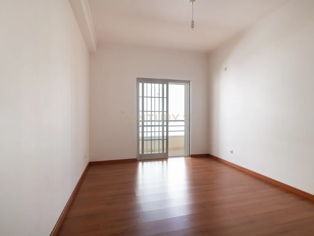 Moradia T4+1 | 368 m² | Garagem para 4 Viaturas | Casal do Bispo, Famões - Image 19