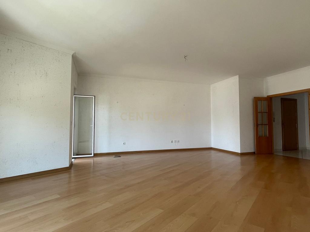 Apartamento T3, com Varanda, Arrecadação e 3 Lugares de estacionamento, no Pinhal Novo - Image 4