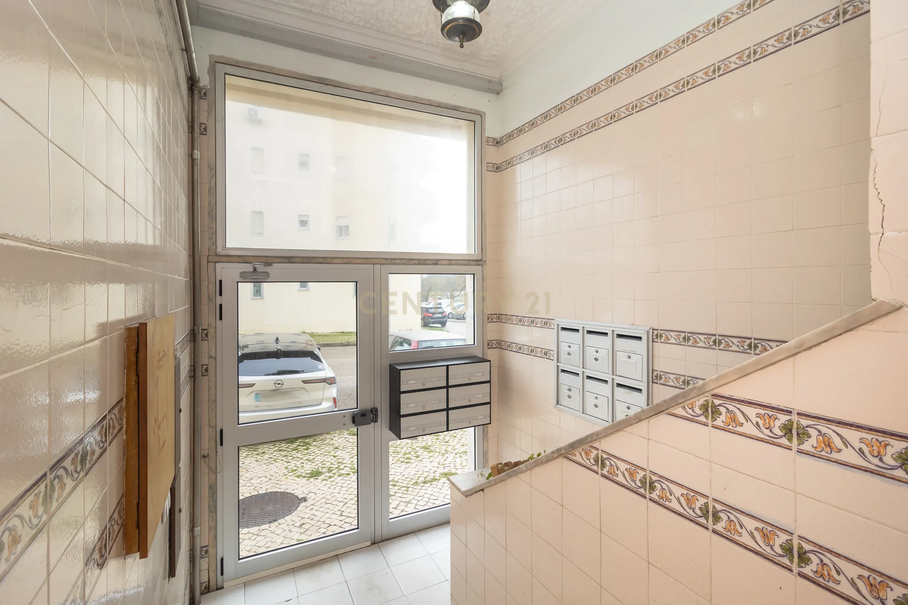 Apartamento T3 c/ 2WC em Vale Flores (RESERVADO) - Image 2