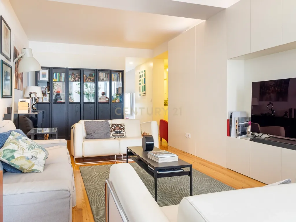 Extraordinário apartamento T3+1 com pátio exterior privado, junto ao Campo Pequeno, Lisboa. Em Venda! - Image 4