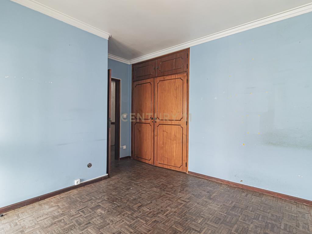 Moradia T5 com 220m2 no centro de Linda-a-Velha - Image 11