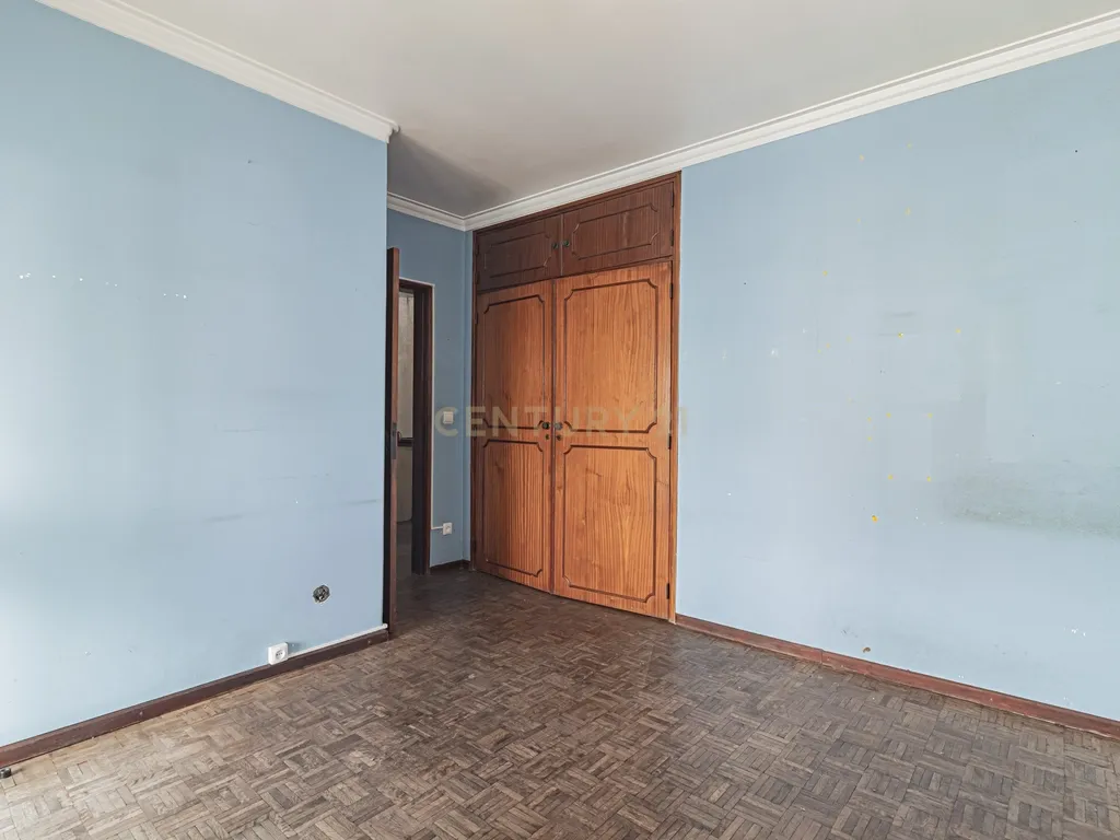 Moradia T5 com 220m2 no centro de Linda-a-Velha - Image 11