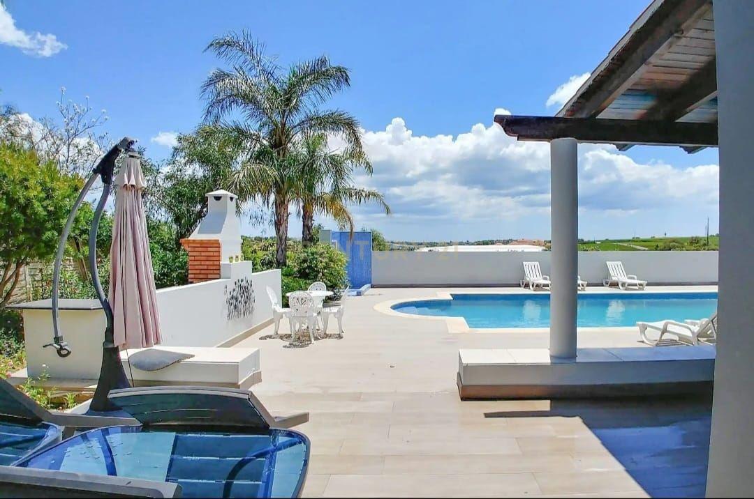Fotografia 6 de Moderna Moradia T4 com piscina e ginásio no Cerro Azul