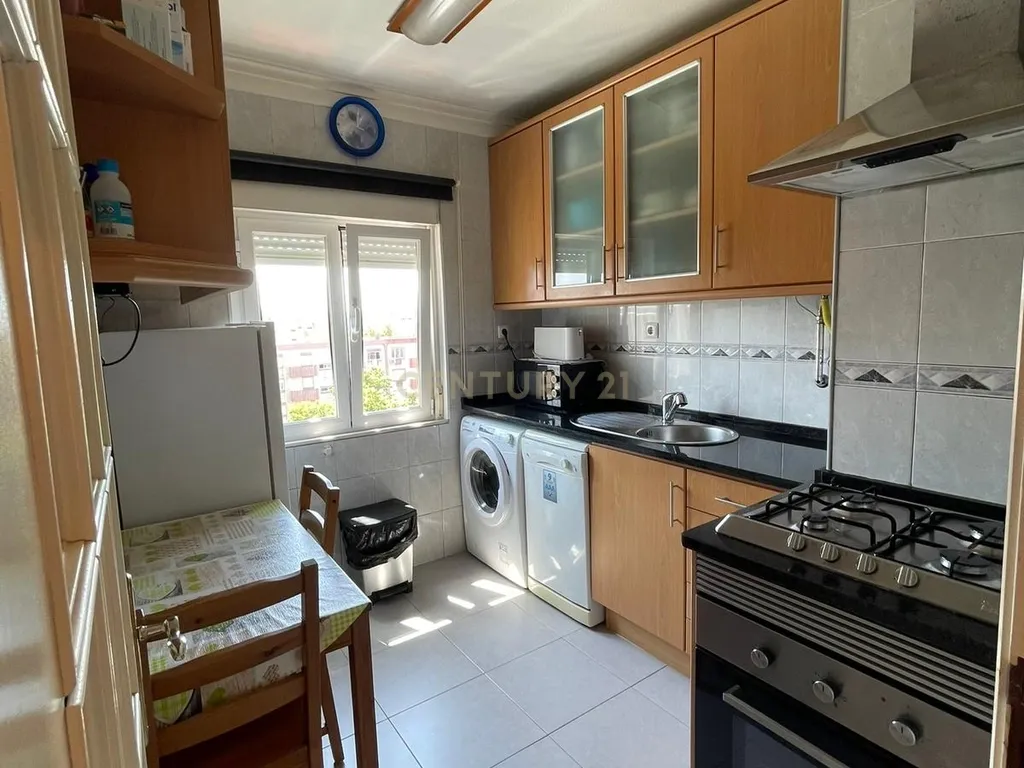 Apartamento T2 | Remodelado | Elevador - Image 2