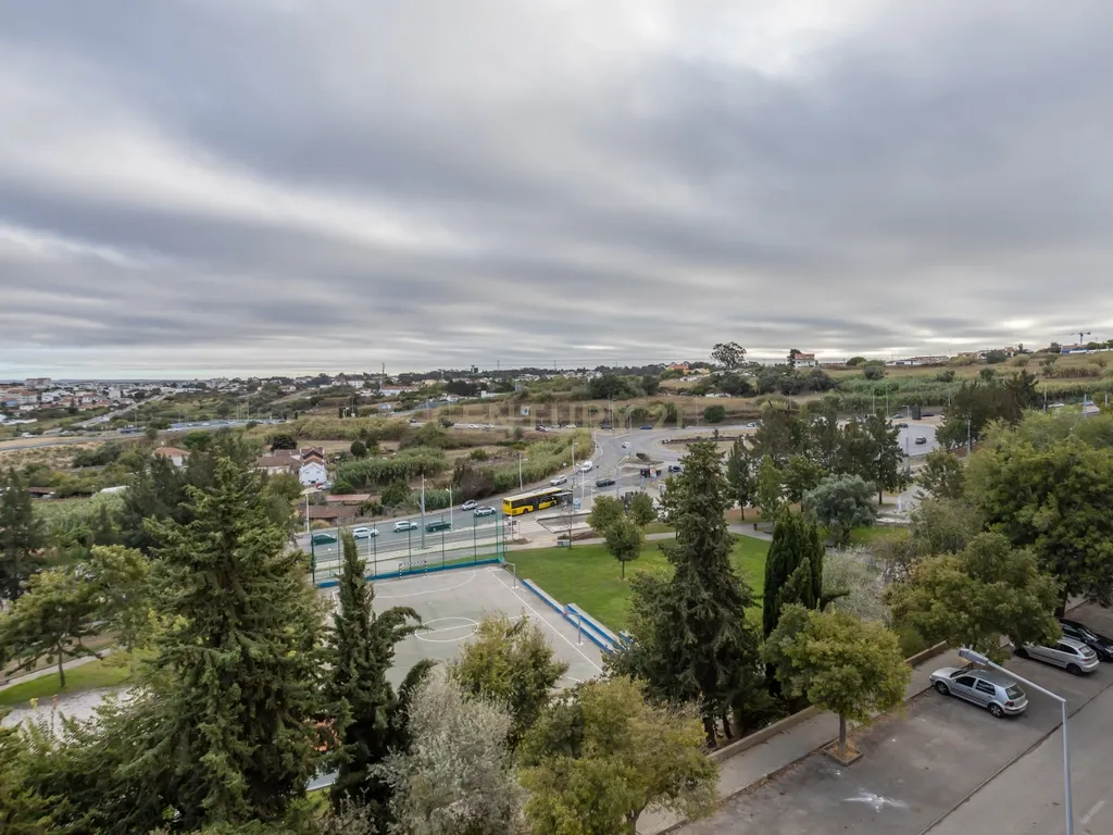 Apartamento T3 com Vista Panorâmica, no Monte da Caparica - Image 5