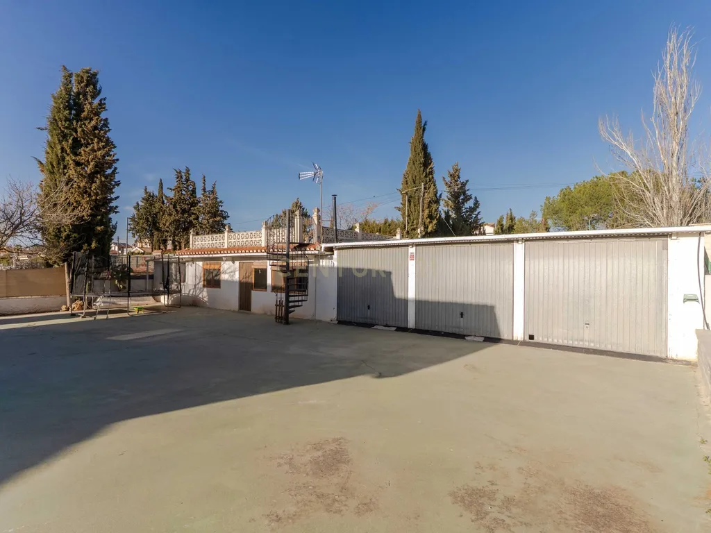 Moradia isolada em Otura com um terreno de 1.250 m², piscina, jardim e espaços para viver em paz - Image 59