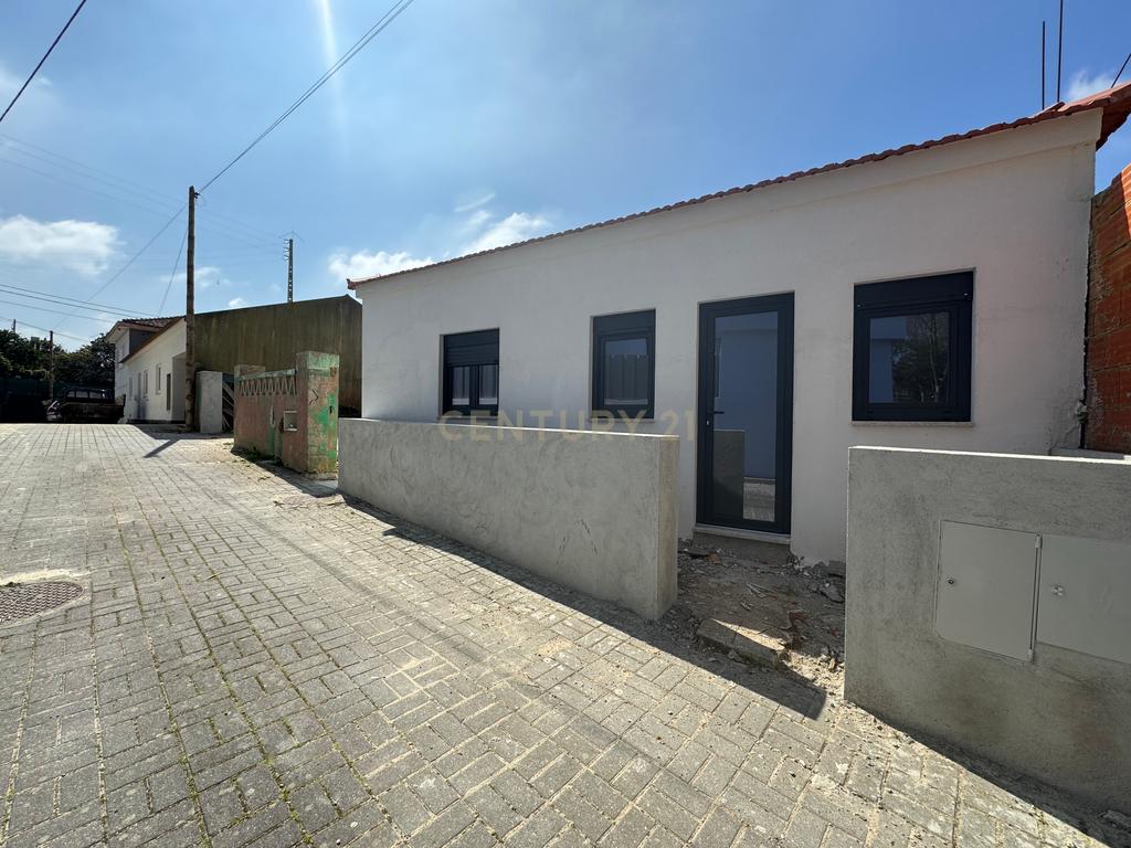 Moradia térrea com 2 quartos e jardim em fase final de renovação em Estarreja, Aveiro - Image 1