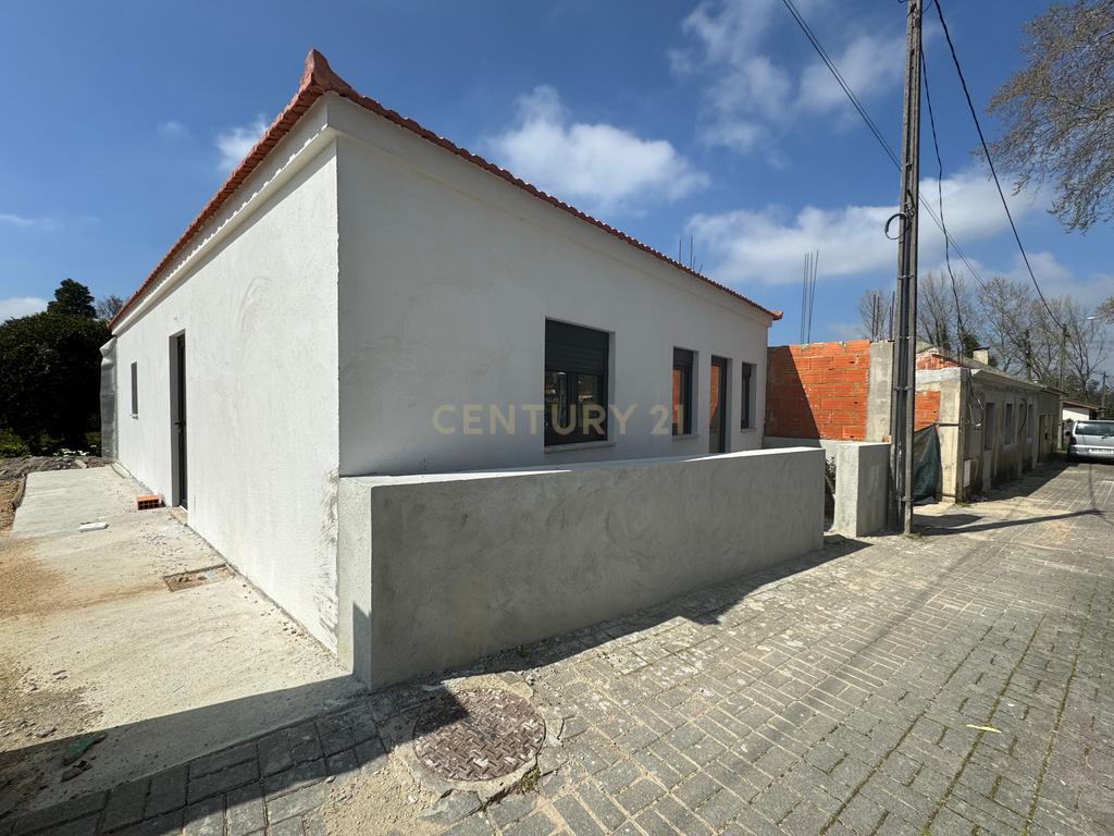 Moradia térrea com 2 quartos e jardim em fase final de renovação em Estarreja, Aveiro - Image 2