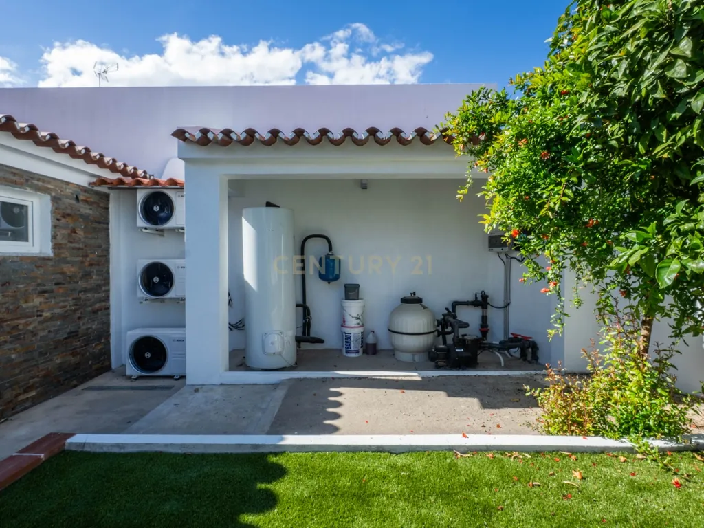 Moradia T2 Premium com Piscina, Suite e Acabamentos de Excelência - Image 38