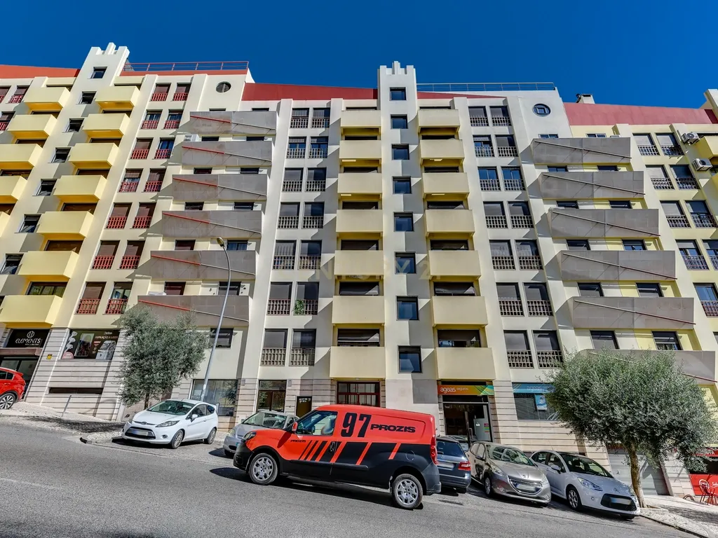 Apartamento T3 em Odivelas com garagem - Conforto e Localização Central - Image 2