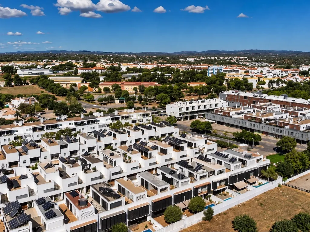 Moradia T4 Nova com Piscina e Garagem Dupla a poucos minutos a pé do Centro de Tavira - Image 2