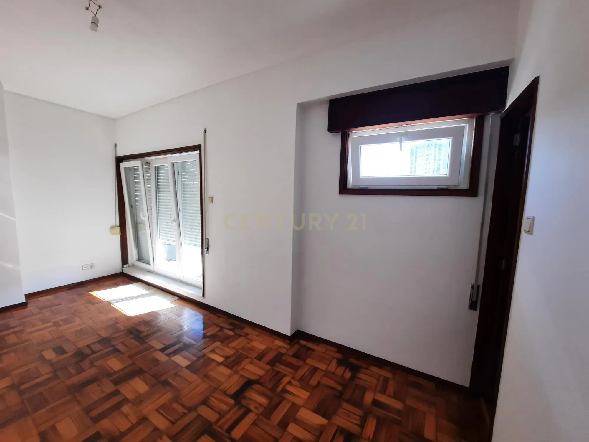 Arrendamento T2 com Terraço e Vistas Panorâmicas em Lordelo do Ouro – Porto - Image 10