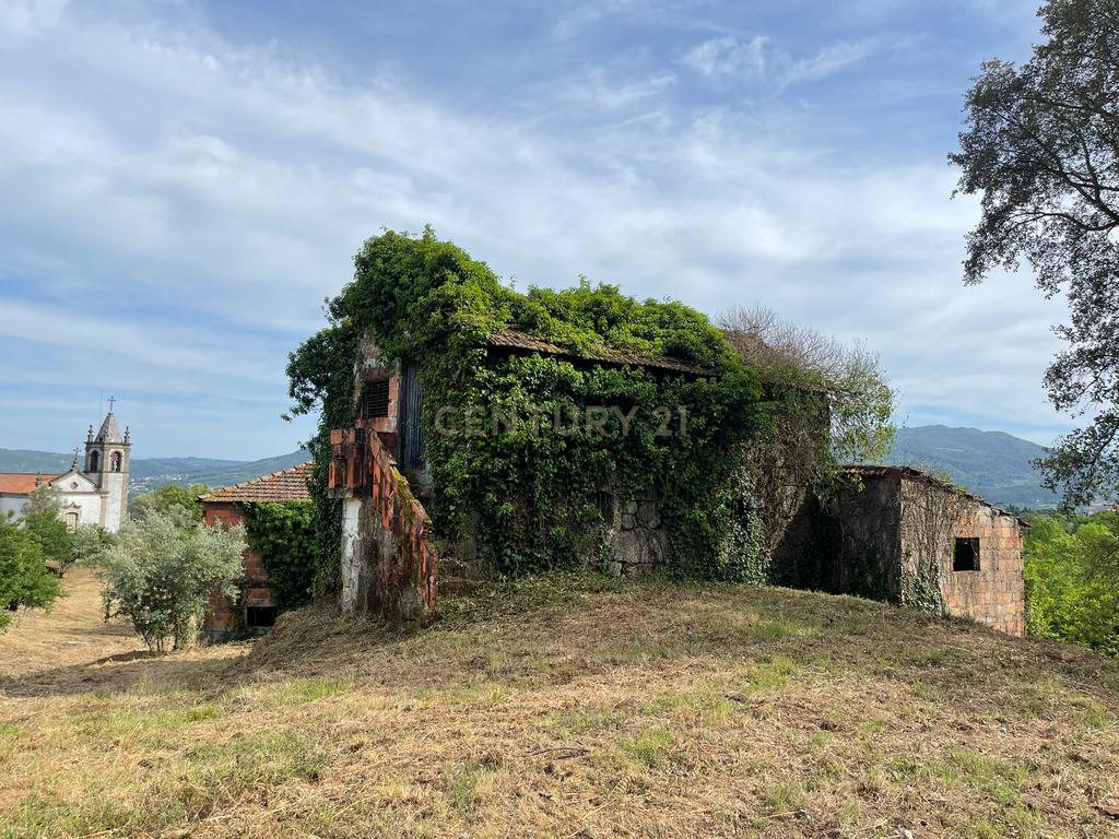 Propriedade com 1,8 hectares de área urbana e 3,2 hectares de solo fértil e floresta, composta por 8 edifícios independentes totalizando 700 m² de área construída, localizada no centro de Serrazes, São Pedro do Sul. - Image 62