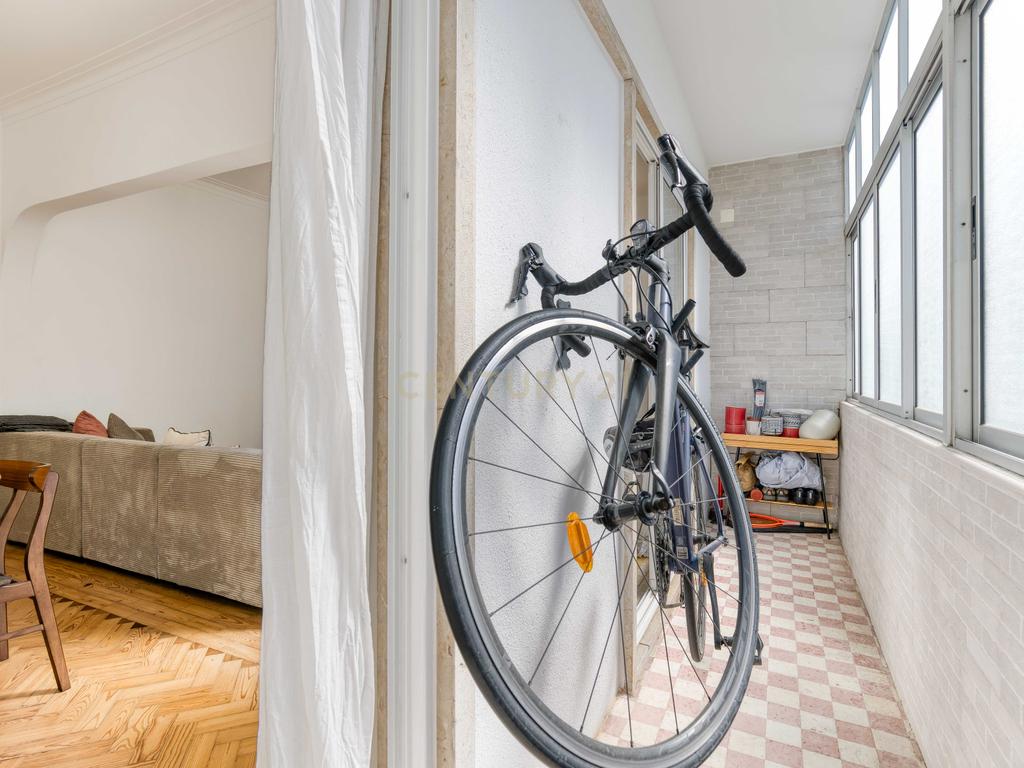 T2 renovado em 2024, cozinha equipada e excelente luminosidade em Queluz - Image 15