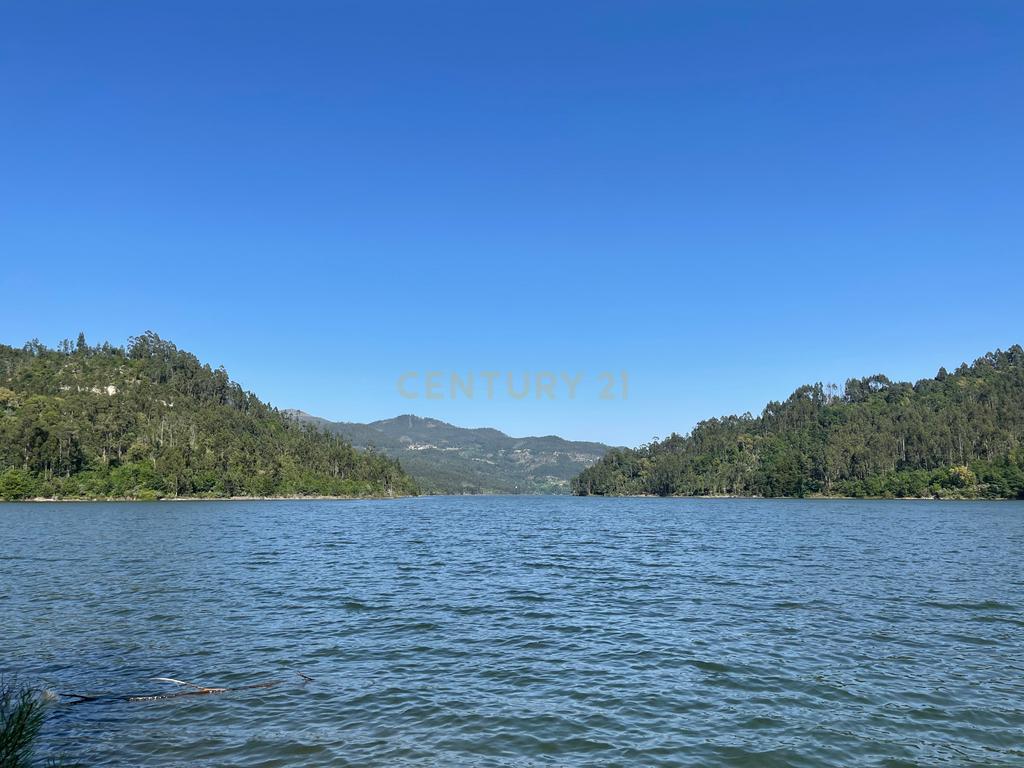 Terreno de 7.500 m² situado próximo ao lago, contendo uma casa a ser restaurada e um aviário automatizado altamente rentável. - Image 4