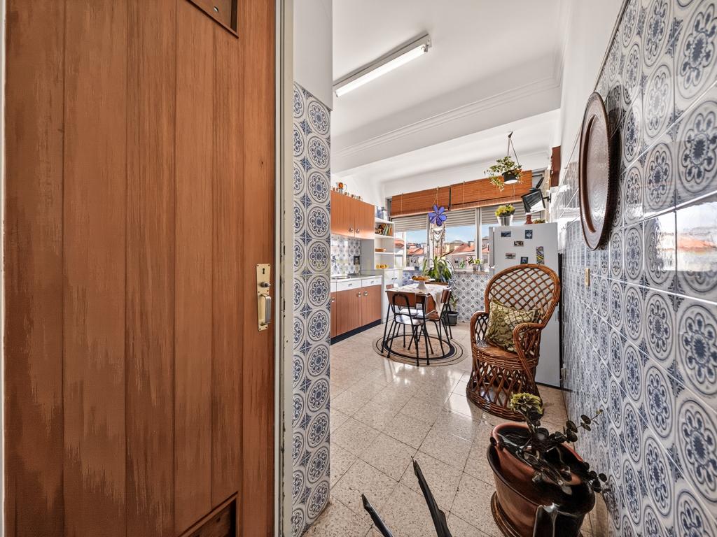 Apartamento T2 com Duas Varandas e Excelente Localização - Image 12