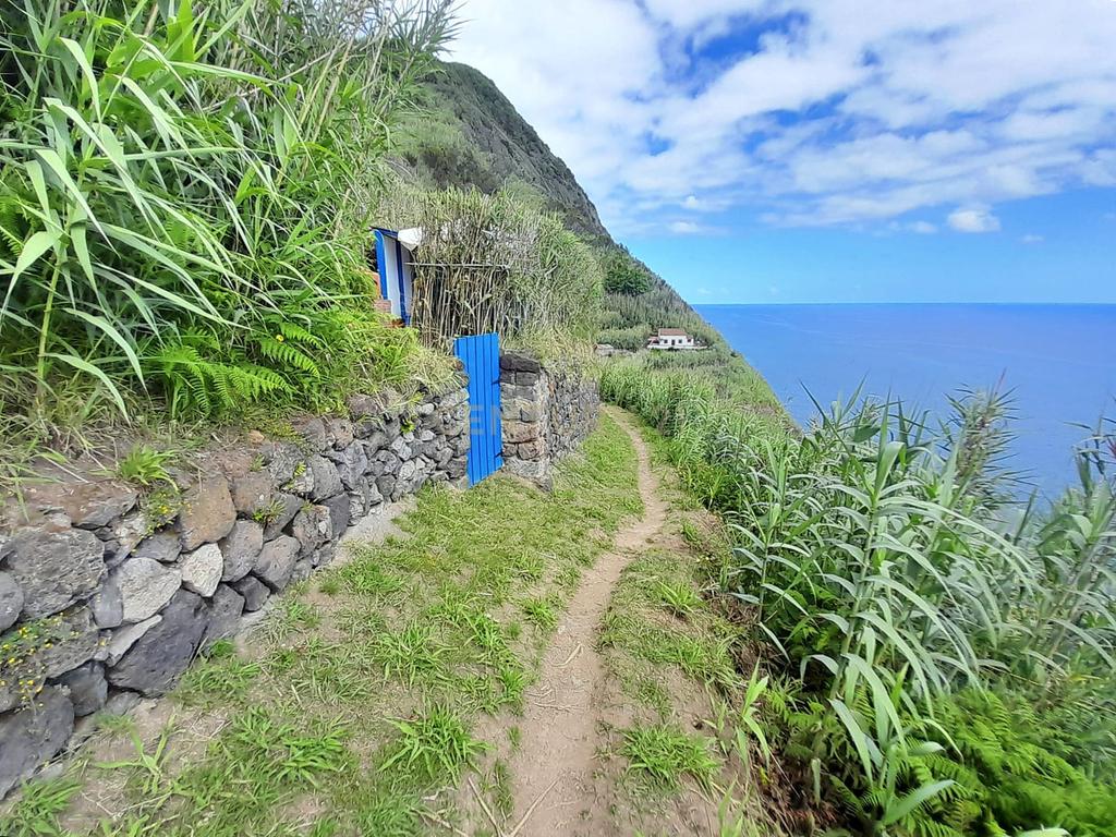 Refúgio Natural com Vista Mar – Terreno Rústico de 522m² com Moradia T0 em Madeira - Image 9