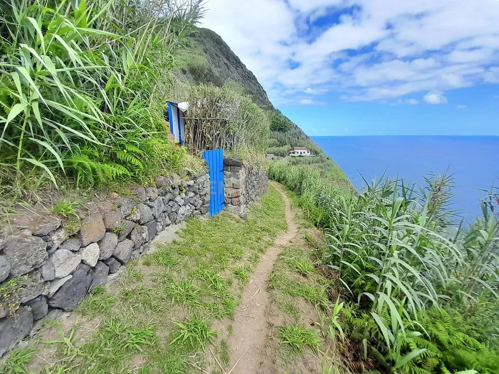 Refúgio Natural com Vista Mar – Terreno Rústico de 522m² com Moradia T0 em Madeira - Image 9