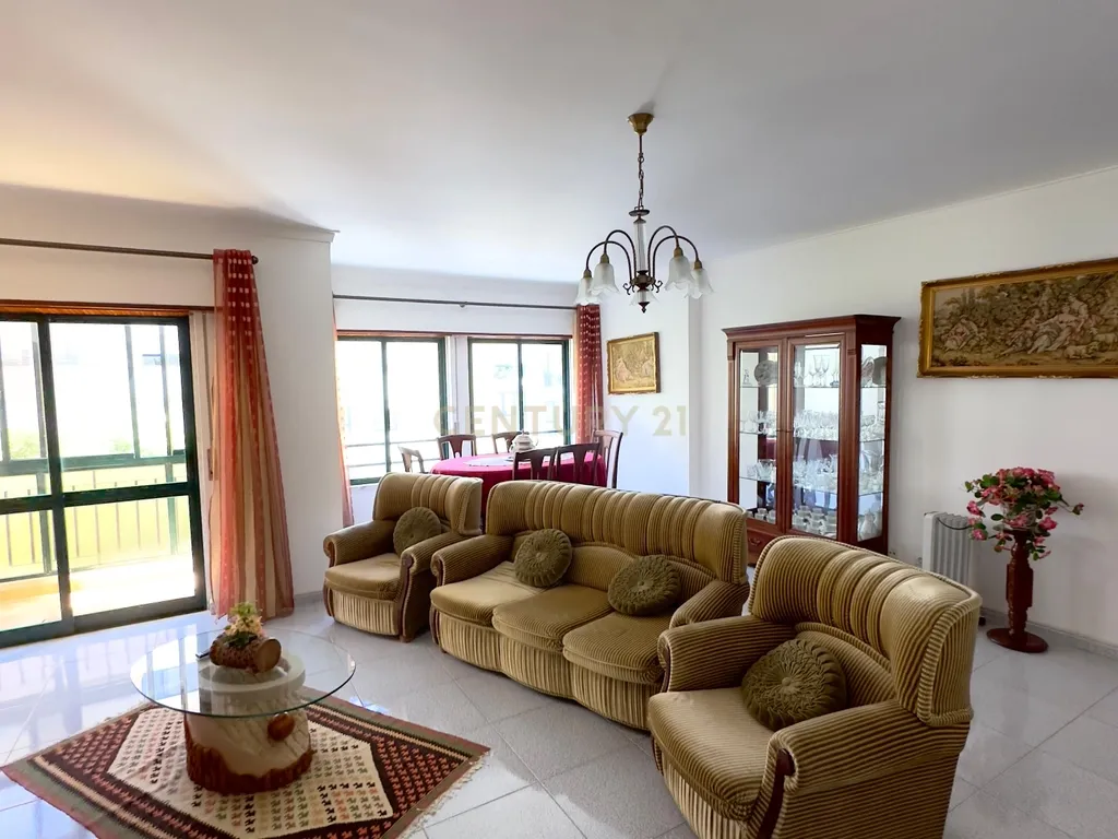 Apartamento T2 em Massamá Norte - Image 1