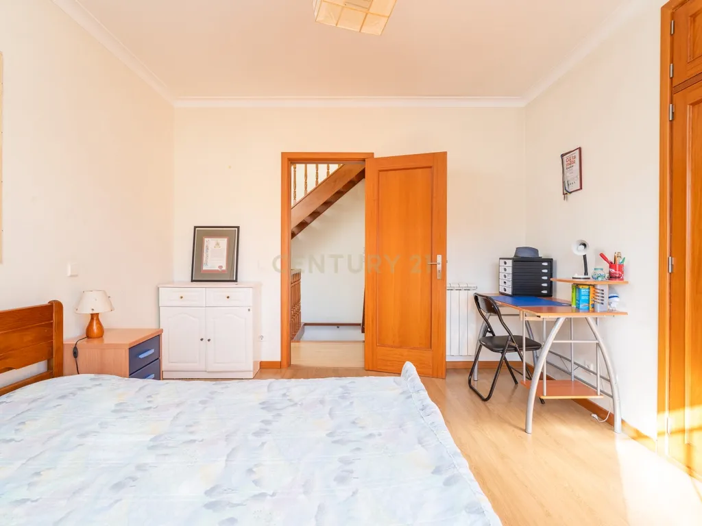 Moradia T4 com sótão versátil e excelentes acessos – uma oportunidade única - Image 13