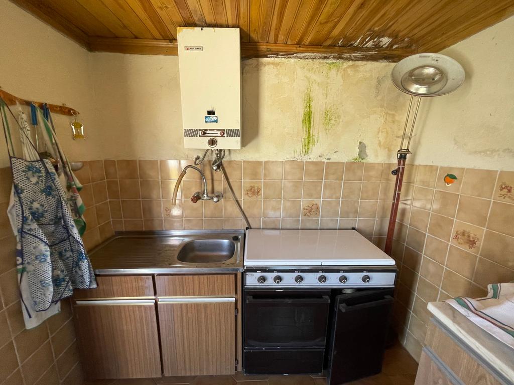 Uma quinta com uma casa que necessita de restauro, situada num terreno de 4000m², cortado por um riacho. - Image 33