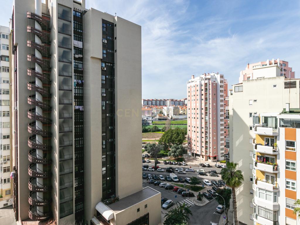 Apartamento T4 com 3 Suites, em zona Prime de Algés - Image 37