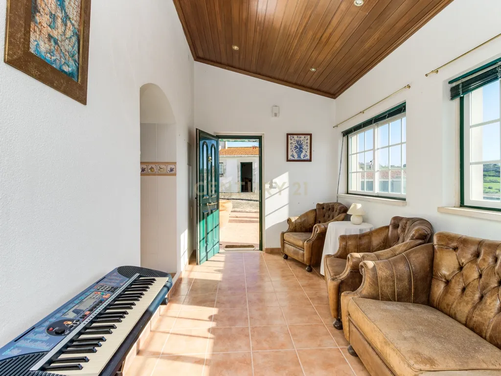 Moradia Isolada T3 com 2480m2 de terreno, poço e com anexos - Image 10