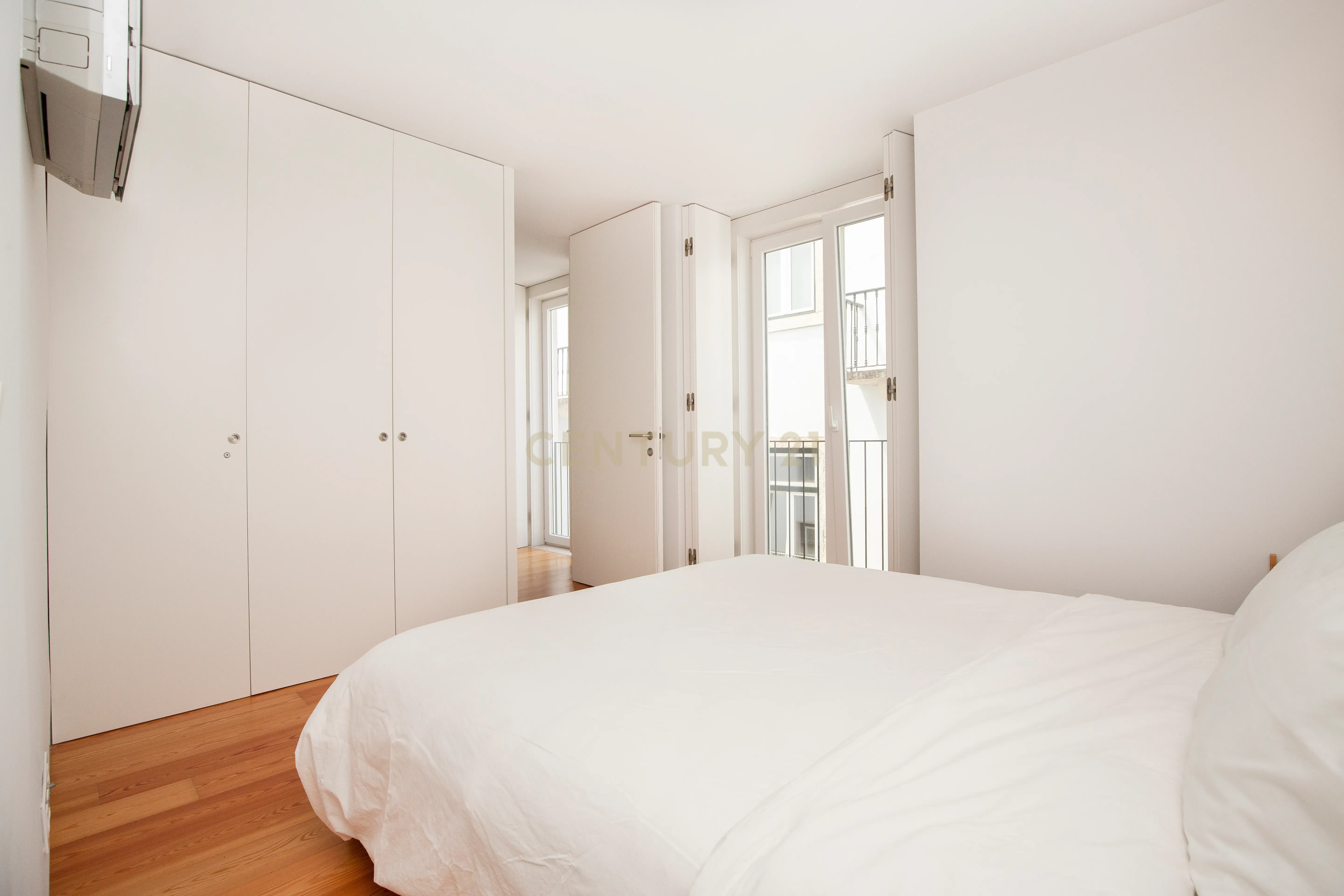 T2 Duplex de Luxo no CHIADO com Vista Rio e Licença de Alojamento Local - Image 10