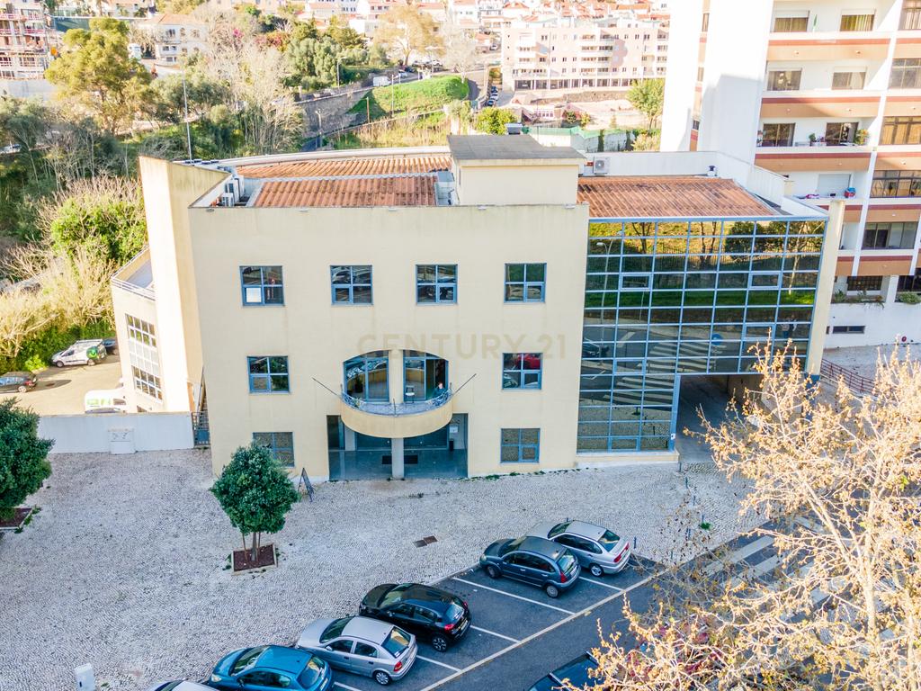 Edifício Comercial em Carnaxide - 5 Pisos - Image 1