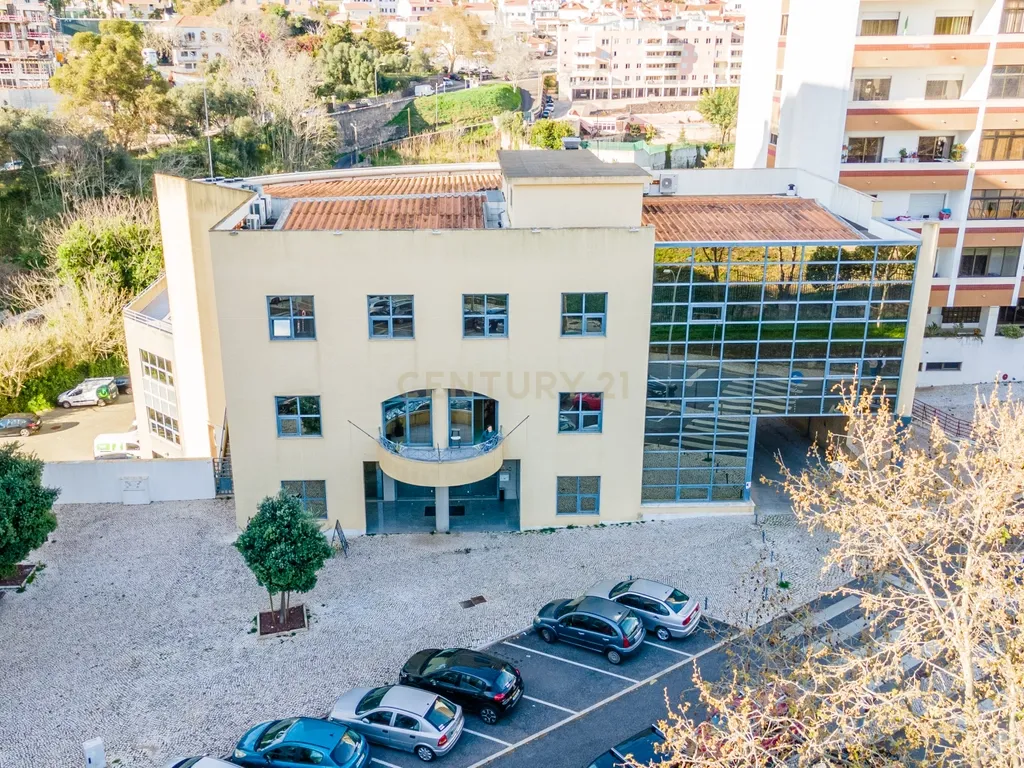 Edifício Comercial em Carnaxide - 5 Pisos - Image 1