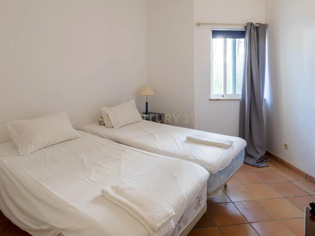 Moradia de Luxo na Quinta do Lago | 4 Quartos e 4 Casas de Banho ! Elegância, Exclusividade e Vista Mar! - Image 10