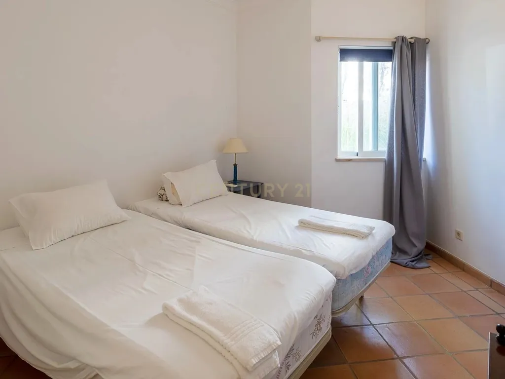 Moradia de Luxo na Quinta do Lago | 4 Quartos e 4 Casas de Banho ! Elegância, Exclusividade e Vista Mar! - Image 10