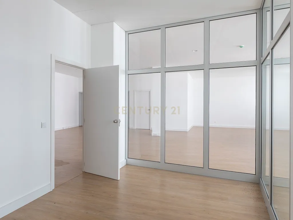 Espaço Comercial junto a Estação de Benfica. - Image 6