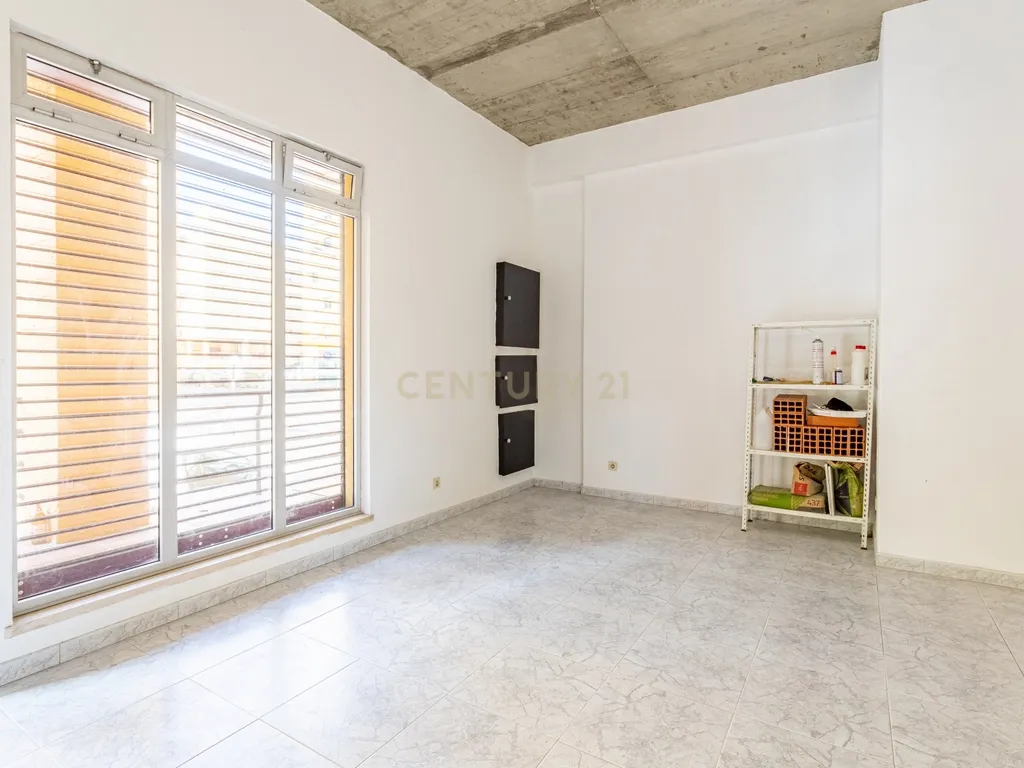 Loja/Espaço Comercial com Saída de Fumo Totalmente Remodelado em Apelação Loures - Image 3