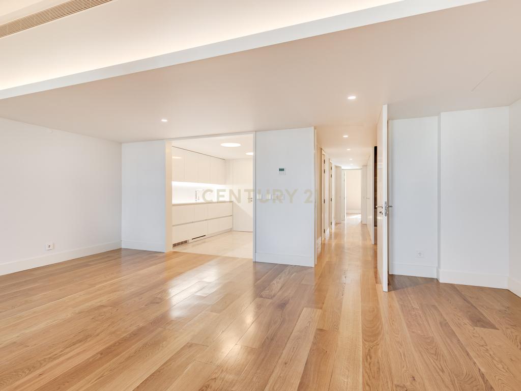 Apartamento T2+1 inserido no emblemático Edifício "Alegria 25". - Image 11