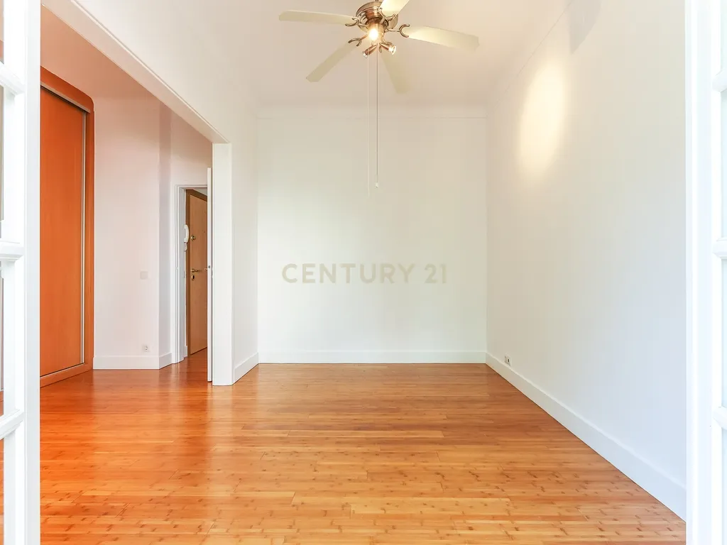 Apartamento T3 para arrendamento com varanda junto à Avenida de Roma | Prédio com "arte" - Image 13