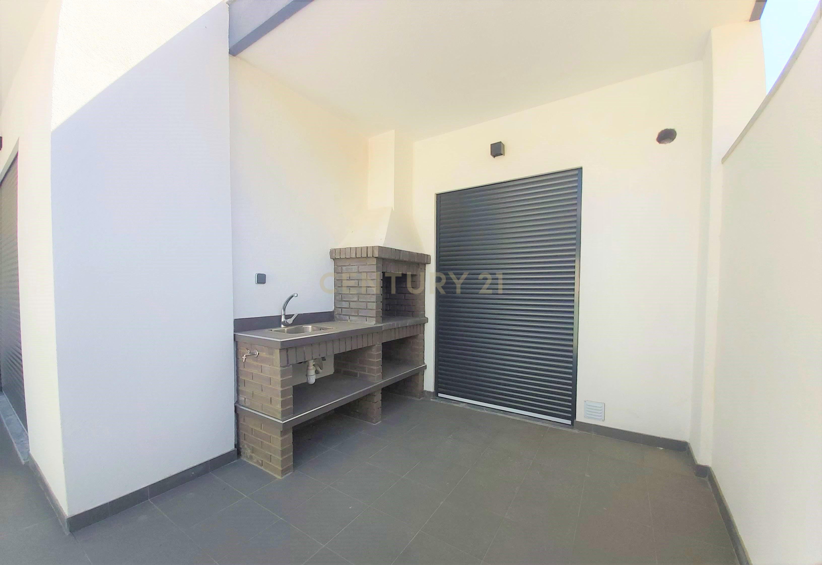 MORADIA T5 + 3 EM FAMÕES, COM PISCINA, JARDIM E BOX PARA 4 CARROS - Image 27