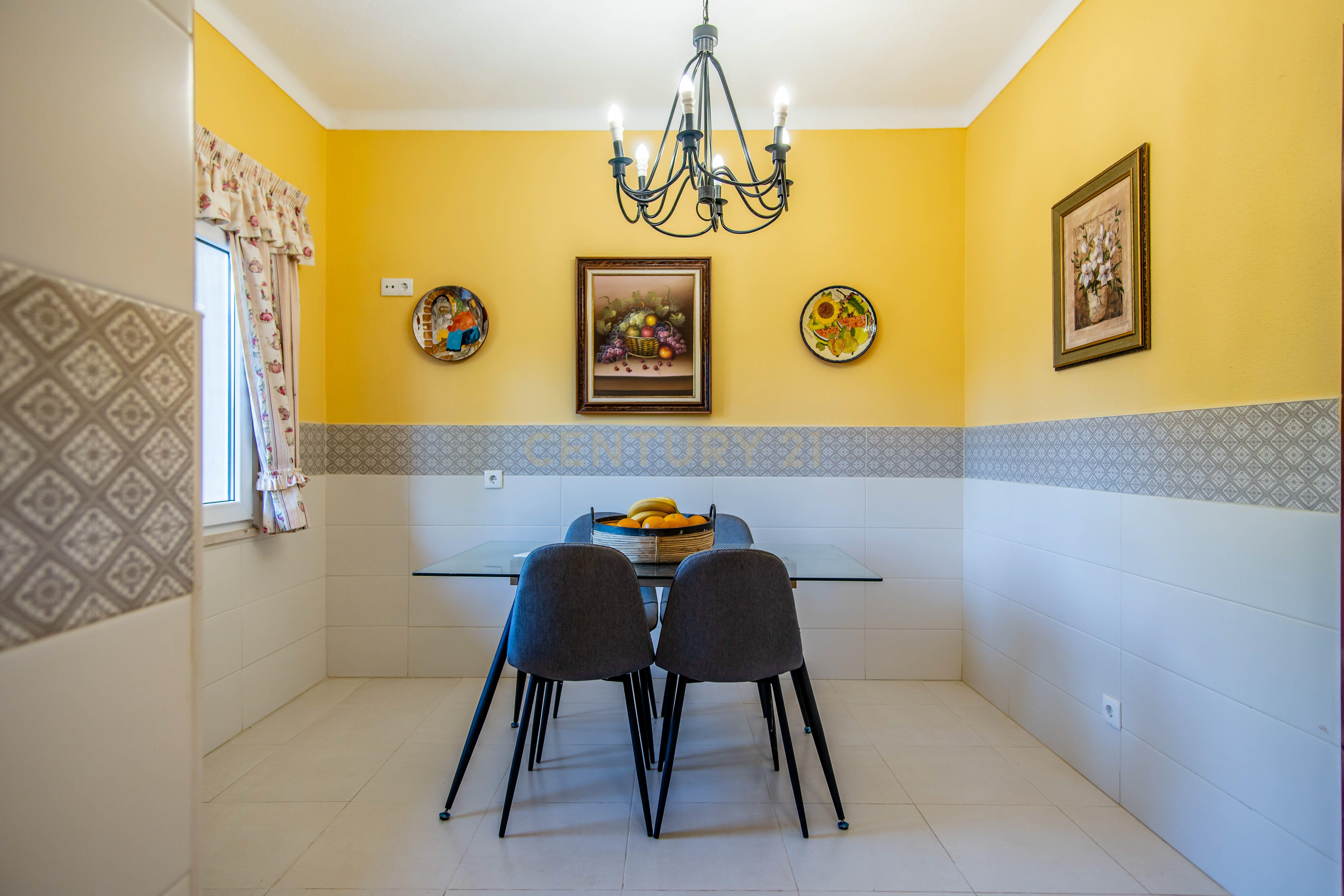 Espaçosa Moradia T3 + 2 com Garagem Localizada na Bela Vista perto de Ferragudo(TEMPORÁRIAMENTE INDISPONÍVEL PARA VISITAS) - Image 9