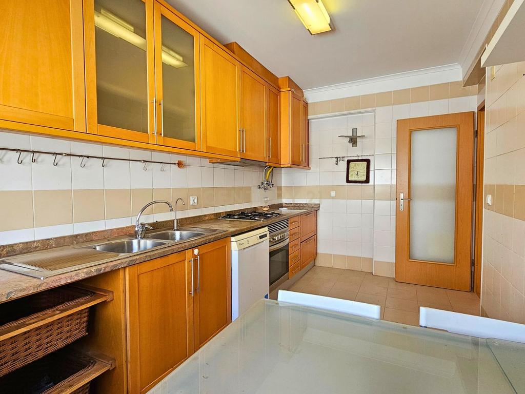 Moradia T4 em Oeiras para arrendar com garagem e terraço - Image 2
