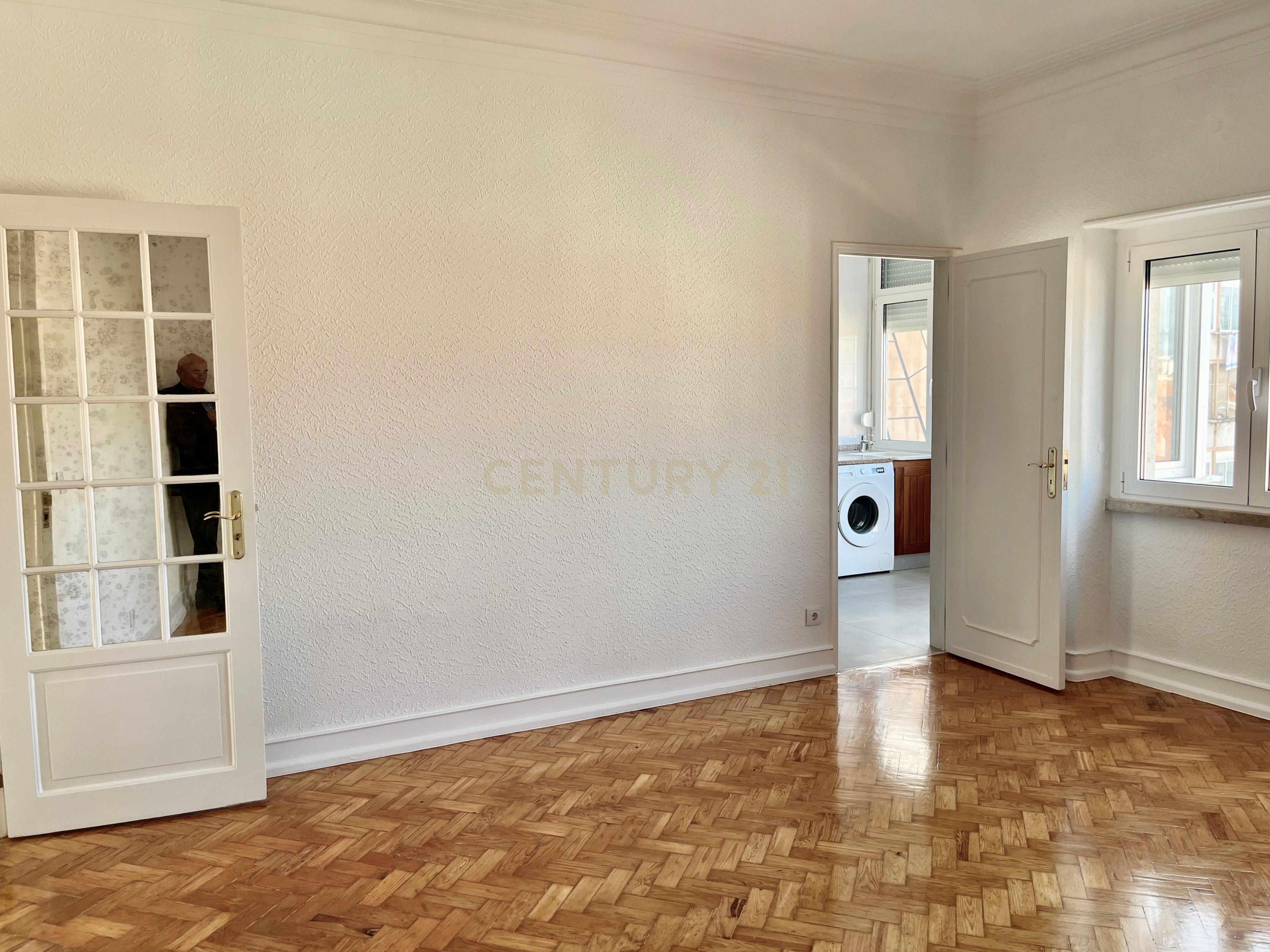 🏡 Arrenda-se Apartamento T4 em Alvalade – Remodelado | Com Garagem + 1 Estacionamento 🚗 - Image 5