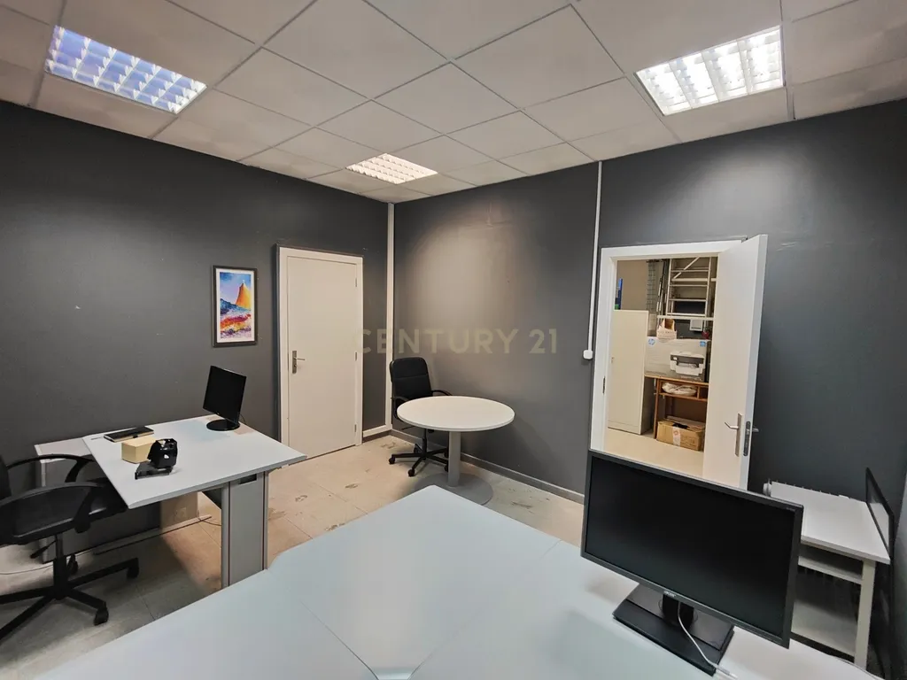 Loja em Alverca, arrendada por 700,00€ mês, com parqueamento e arrecadação - Image 10
