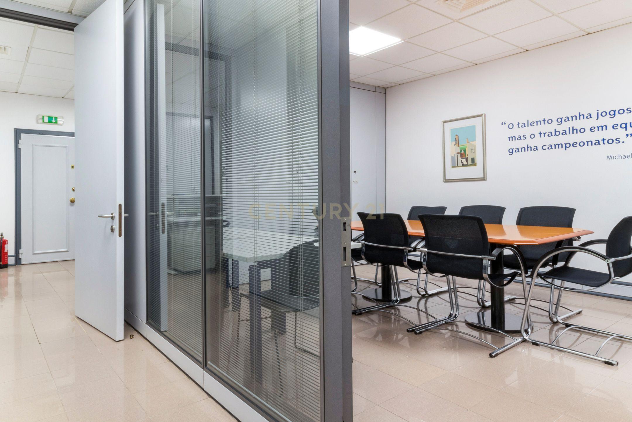 Escritório moderno com 5 Salas e 2 lugares de Parqueamento, junto ao Metro. Para Arrendar! - Image 8