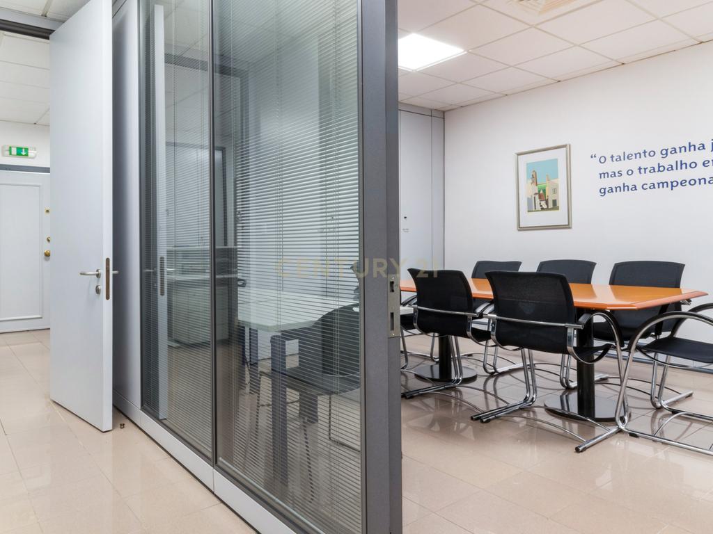 Escritório moderno com 5 Salas e 2 lugares de Parqueamento, junto ao Metro. Para Arrendar! - Image 8